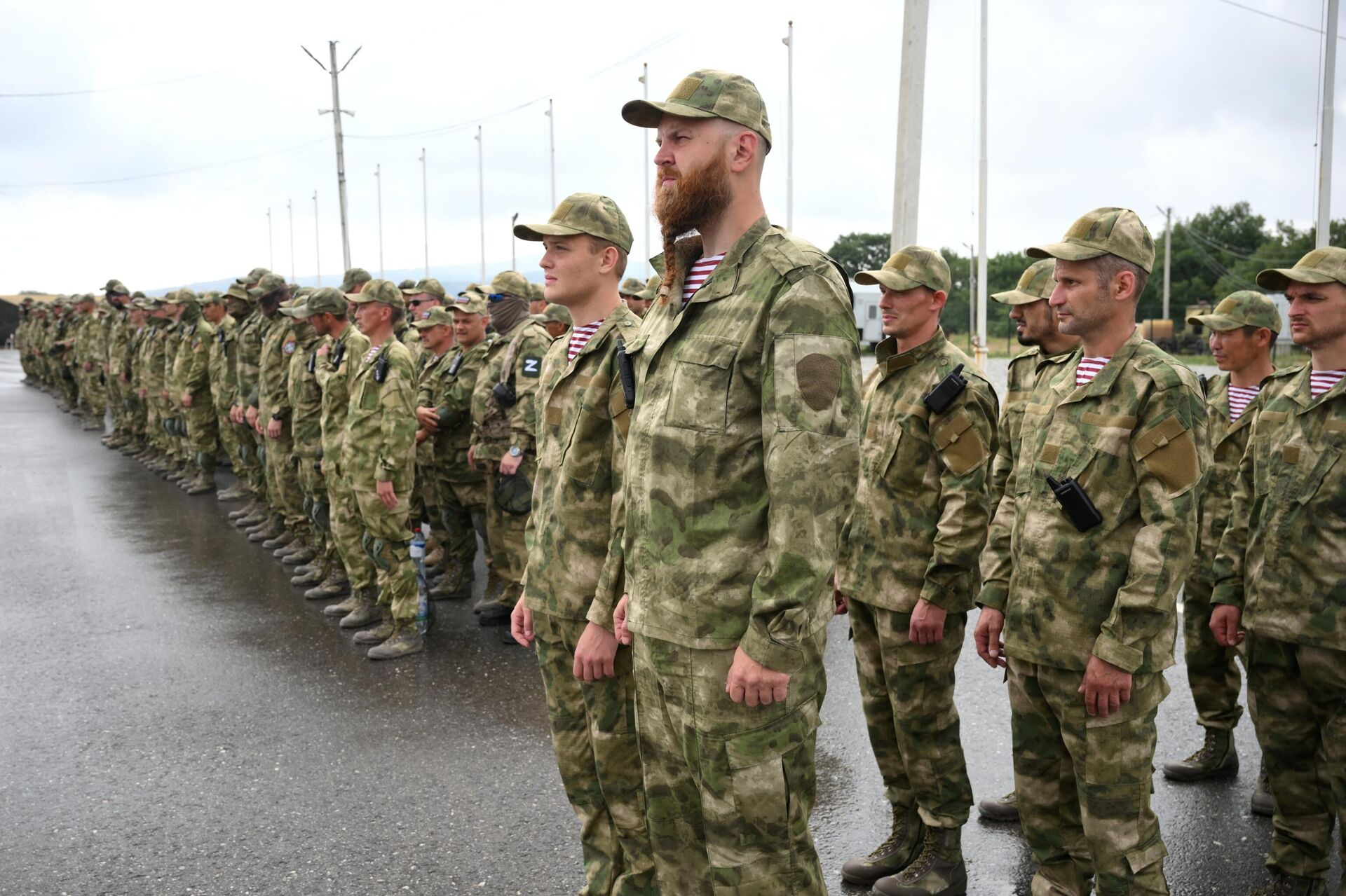 Добровольцы на построении в палаточном лагере на базе Российского университета спецназа в Гудермесе Добровольцы на построении в палаточном лагере на базе Российского университета спецназа в Гудермесе - Sputnik Латвия, 1920, 28.07.2022