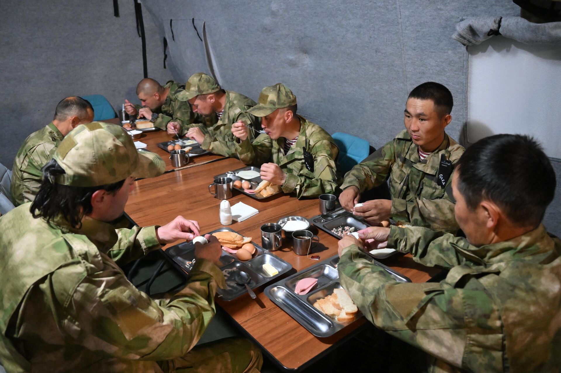 Добровольцы обедают в столовой палаточного лагеря на базе Российского университета спецназа в Гудермесе - Sputnik Латвия, 1920, 28.07.2022