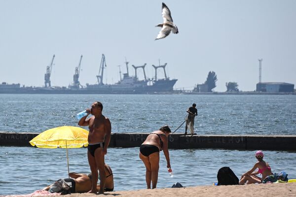 Жители Мариуполя отдыхают на городском пляже  - Sputnik Латвия