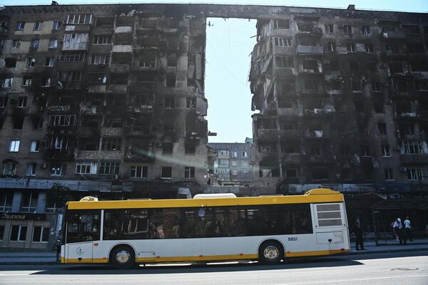 Пассажирский автобус на остановке общественного транспорта в Мариуполе Пассажирский автобус на остановке общественного транспорта в Мариуполе - Sputnik Латвия