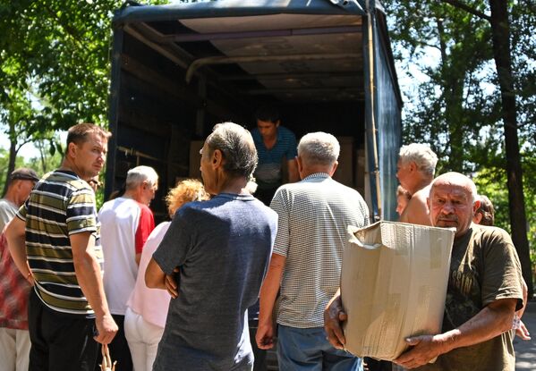 Раздача гуманитарной помощи в Мариуполе волонтерами из РФ - Sputnik Латвия