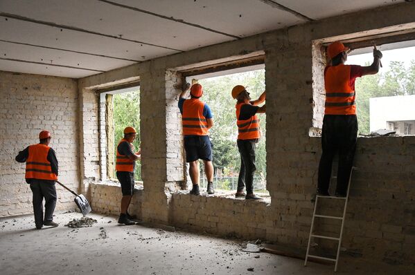 Российские строители во время работ по восстановлению детского сада в Мариуполе  - Sputnik Латвия