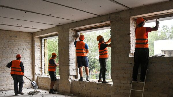 Российские строители во время работ по восстановлению детского сада в Мариуполе  - Sputnik Латвия