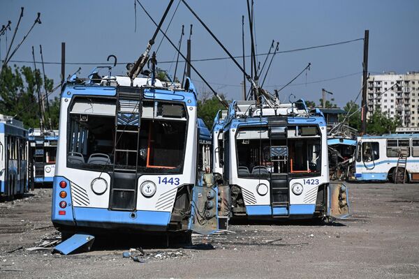 Разбитые троллейбусы на территории депо в Мариуполе - Sputnik Латвия