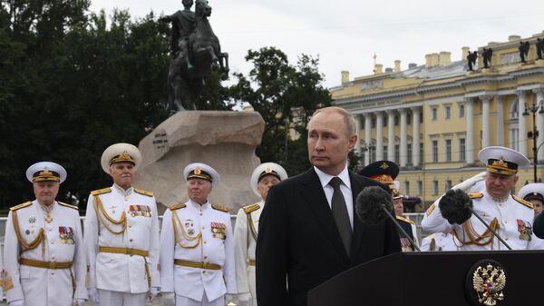 Президент РФ В. Путин принял Главный военно-морской парад - Sputnik Латвия