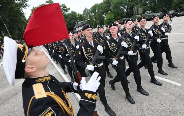 Морпехи на торжественном параде в Балтийске, посвященном Дню Военно-Морского Флота России. - Sputnik Латвия