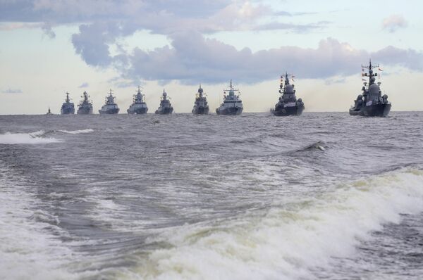 Корабли ВМФ РФ в кильватерном строю на Главном военно-морском параде в честь Дня ВМФ РФ в Кронштадте - Sputnik Латвия
