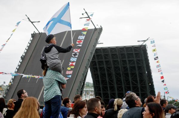 Зрители на Главном военно-морском параде в День ВМФ в Санкт-Петербурге - Sputnik Латвия