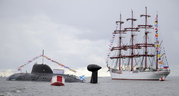 Атомная подводная лодка Северодвинск и барк Седов на Главном военно-морском параде в честь Дня ВМФ РФ в Кронштадте - Sputnik Латвия