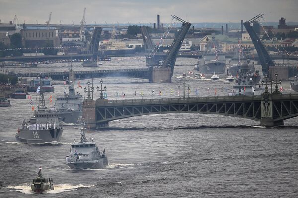 Строй кораблей на Главном военно-морском параде в честь Дня ВМФ РФ в Санкт-Петербурге - Sputnik Латвия