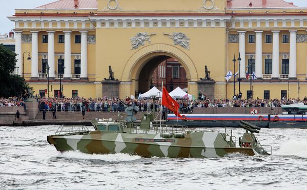 Патрульный катер проекта 03160 Раптор на Главном военно-морском параде в День ВМФ в Санкт-Петербурге - Sputnik Латвия