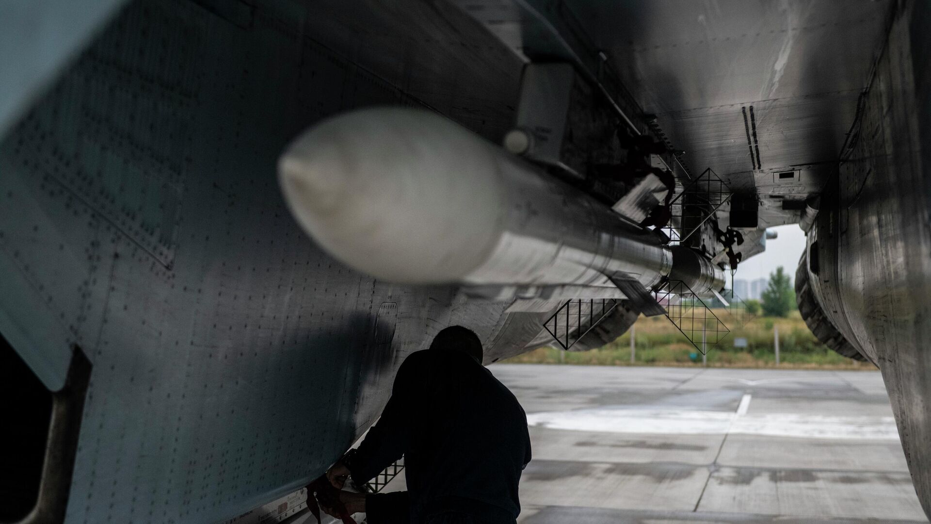 Истребитель Су-35 ВКС России на аэродроме базирования в зоне проведения спецоперации - Sputnik Латвия, 1920, 02.08.2022