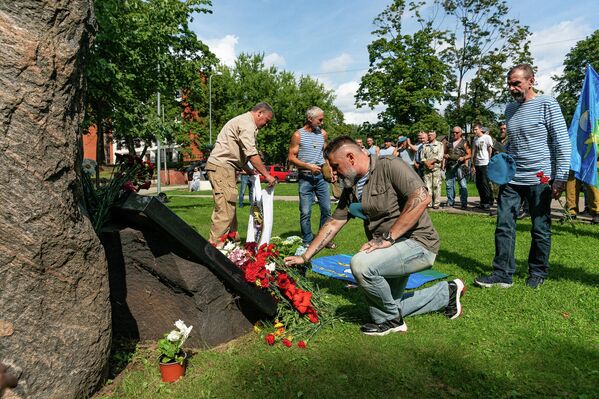 Десантники возлагают цветы к памятнику &quot;Сынам Латвии, погибшим в Афганской войне&quot;.  - Sputnik Латвия