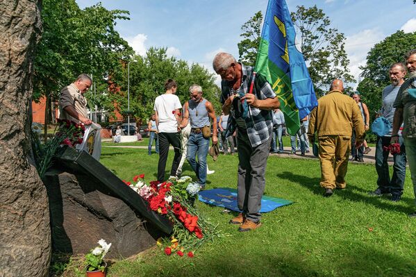 По традиции в этот день латвийские десантники возлагают цветы к памятнику &quot;Сынам Латвии, погибшим в Афганской войне&quot; в Тихом саду в Риге. - Sputnik Латвия