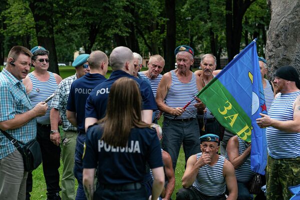 Сотрудники латвийской полиции общаются с десантниками в День ВДВ в Риге. - Sputnik Латвия