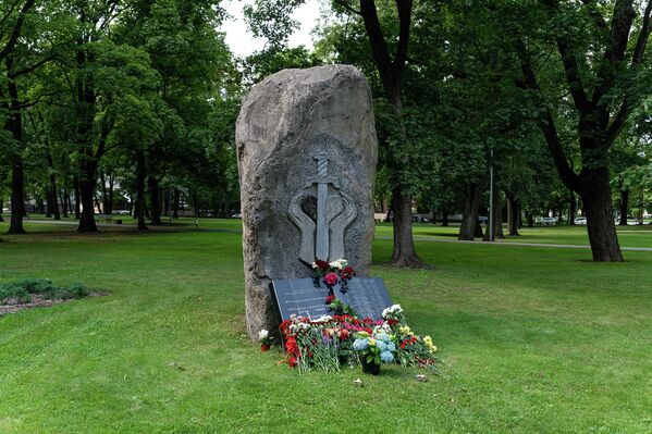 Памятник &quot;Сынам Латвии, погибшим в Афганской войне&quot; в Тихом саду в Риге. - Sputnik Латвия