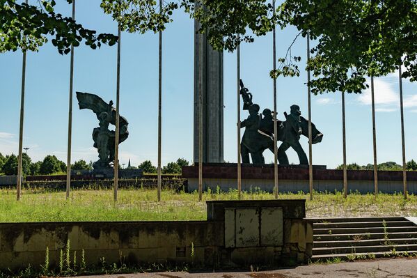 Композиционным центром памятника является 79-метровая колонна, увенчанная золотыми  звездами, по бокам которой расположены символические скульптурные изображения Родины-матери и воинов-освободителей. - Sputnik Латвия