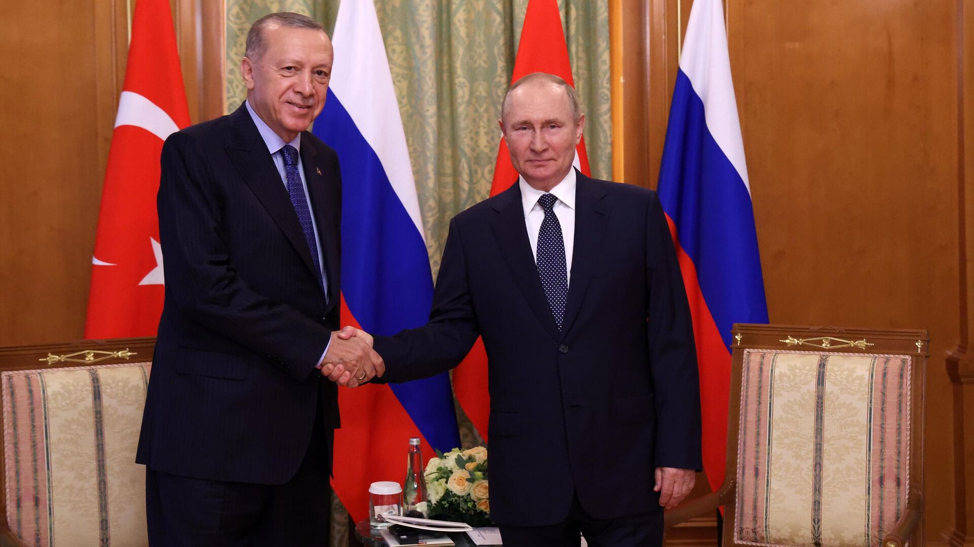 Президент РФ Владимир Путин и президент Турции Реджеп Тайип Эрдоган во время встречи в Сочи, 5 августа 2022 - Sputnik Латвия, 1920, 05.08.2022