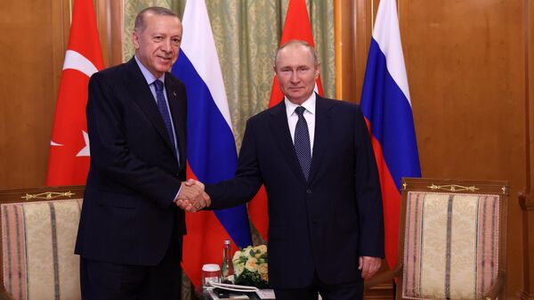 Президент РФ Владимир Путин и президент Турции Реджеп Тайип Эрдоган во время встречи в Сочи, 5 августа 2022 - Sputnik Латвия