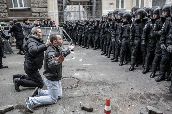 На фото: столкновения протестующих с бойцами сил правопорядка во время беспорядков возле здания администрации президента Украины - Sputnik Латвия