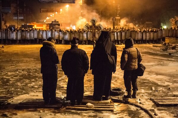На фото: украинские священнослужители стоят между милицией и оппозицией на нейтральной территории - Sputnik Латвия