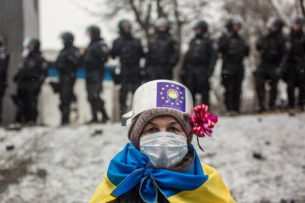 Участница протестных митингов за евроинтеграцию Украины на улице Грушевского в Киеве - Sputnik Латвия