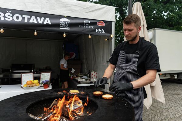 На протяжении всего дня лучшие латвийские специалисты боролись за титул &quot;Лучший бургер фестиваля&quot;. - Sputnik Латвия
