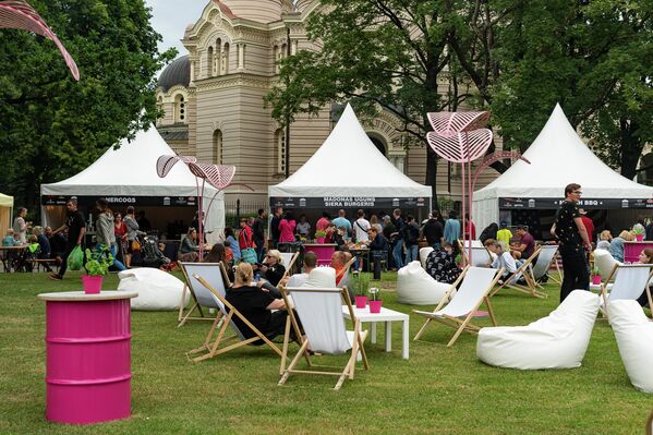 Фестиваль стартовал на площади парка Эспланады. - Sputnik Латвия