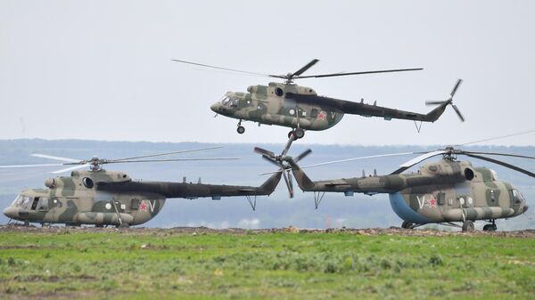 Вертолеты Ми-8 АМТШ на полевом аэродроме ВКС России в зоне проведения специальной военной операции - Sputnik Латвия
