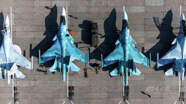 Фронтовые бомбардировщики Су-24, многоцелевые истребители Су-30СМ и истребители-бомбардировщики Су-34  на конкурсе Авиадартс-2021в Краснодарском крае - Sputnik Латвия