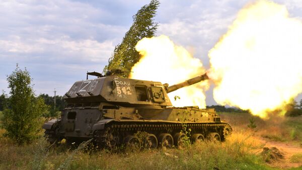 Самоходная артиллерийская установка 2С3 Акация во время работы по позициям ВСУ в Харьковской области в ходе спецоперации на Украине - Sputnik Латвия