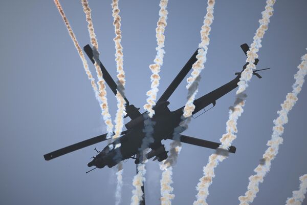 Выступление ударного вертолета Ми-28Н &quot;Ночной охотник&quot; во время открытия Международного военно-технического форума &quot;Армия-2022&quot; в Кубинке. - Sputnik Латвия