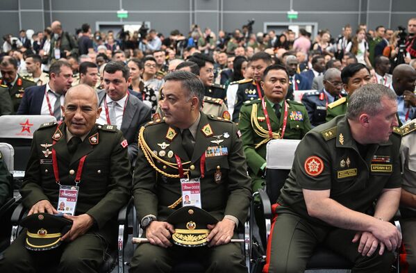 Участники пленарного заседания Международного военно-технического форума Армия-2022 в Конгрессно-выставочном центре Патриот - Sputnik Латвия