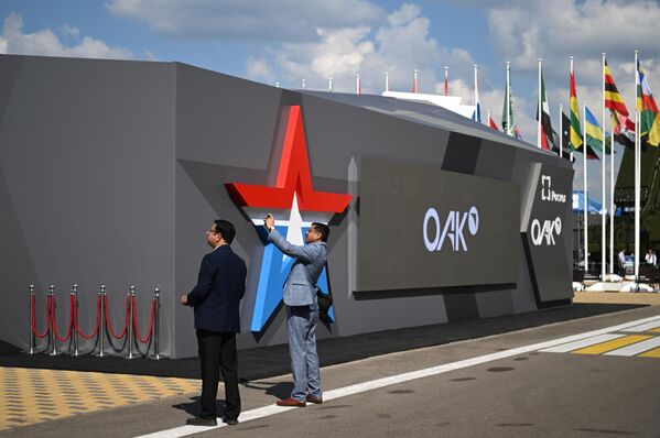 Посетители у павильона Объединенной авиастроительной корпорации на открыти форума Армия-2022 и армейских международных игр - Sputnik Латвия