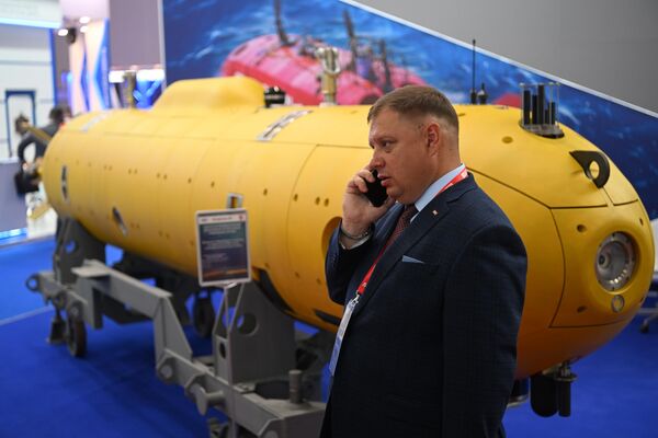 Посетитель разговаривает по телефону у модели подводной лодки на выставке в рамках Международного военно-технического форума Армия-2022 в Конгрессно-выставочном центре Патриот - Sputnik Латвия