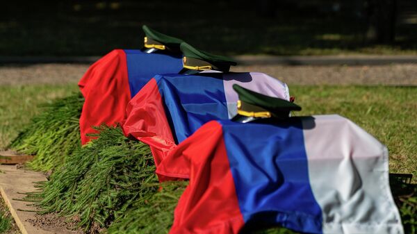 Церемония перезахоронения останков советских артиллеристов в Екабпилсе - Sputnik Латвия