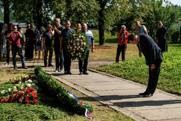 Посол РФ в Латвии Михаил Ванин и дипломаты посольства поклонились перед могилами погибших советских воинов. - Sputnik Латвия