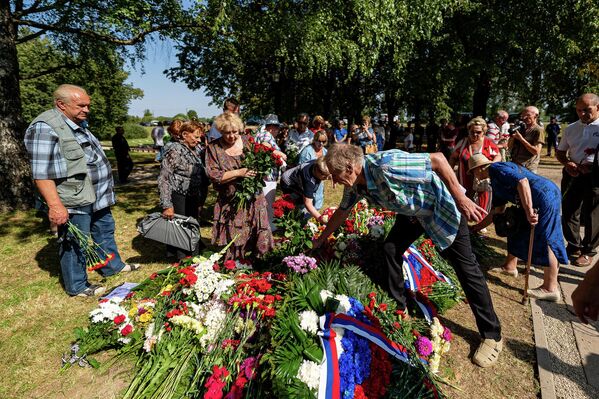 Жители города и представители посольства РФ в Латвии возложили цветы. - Sputnik Латвия