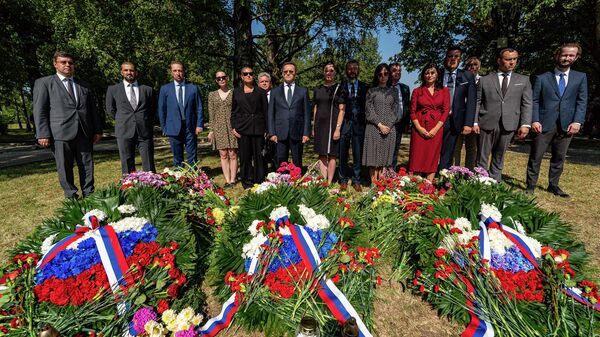 Церемония перезахоронения останков советских артиллеристов в Екабпилсе - Sputnik Латвия