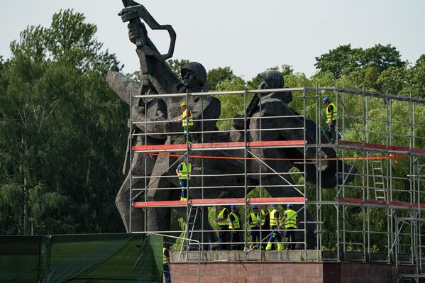 В Риге демонтируют памятник Освободителям - Sputnik Латвия