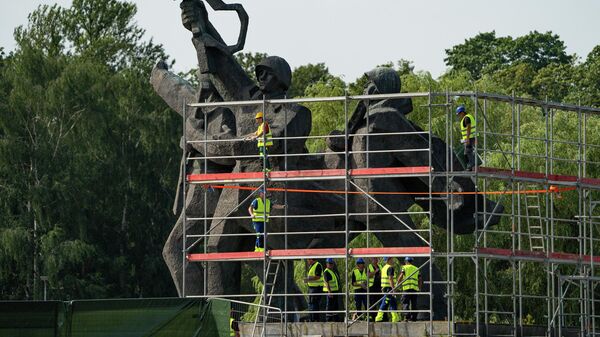 В Риге демонтируют памятник Освободителям - Sputnik Латвия