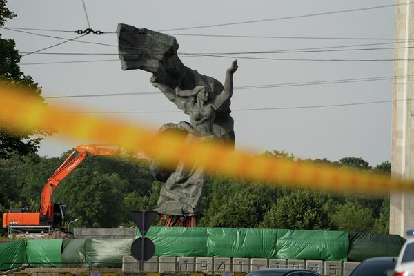 23 августа в Риге начался снос памятника Освободителям - Sputnik Латвия
