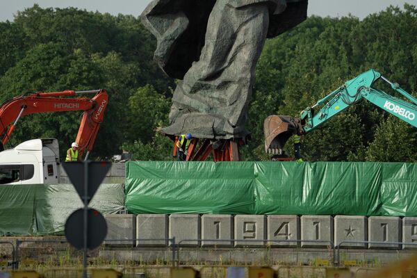 Демонтаж скульптуры произошел утром, на месте за соблюдением порядка следила полиция - Sputnik Латвия