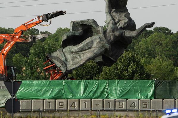 Основание статуи было разрушено, а сама скульптура была поднята на промышленных домкратах Основание статуи было разрушено, а сама скульптура была поднята на промышленных домкратах - Sputnik Латвия