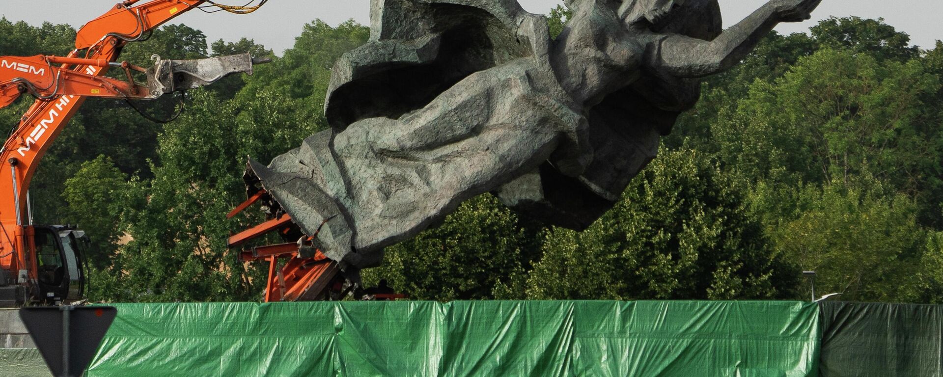 Демонтаж скульптуры Родины-матери в парке Победы в Риге - Sputnik Латвия, 1920, 27.09.2023