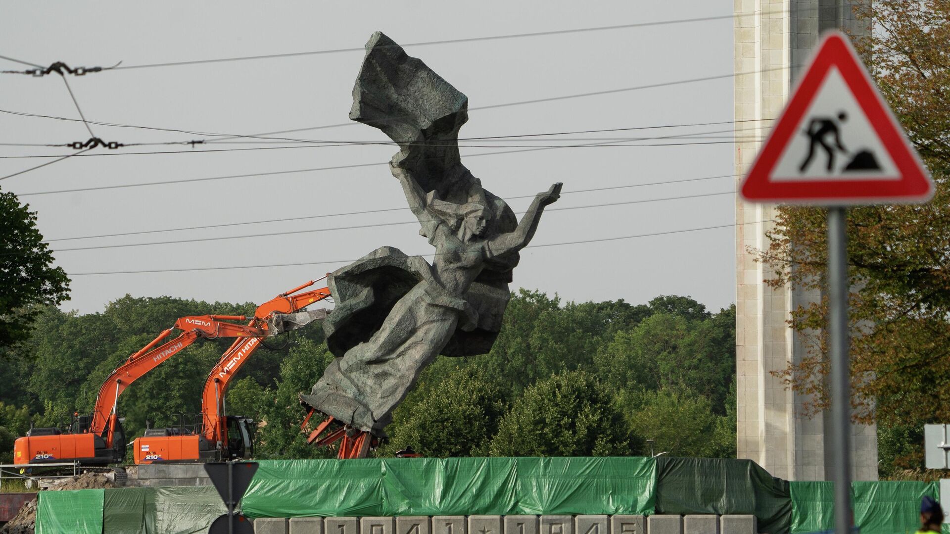 Демонтаж скульптуры Родины-матери в парке Победы в Риге - Sputnik Латвия, 1920, 05.04.2023