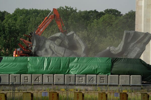 Демонтаж скульптуры Родины-матери в парке Победы в Риге - Sputnik Латвия