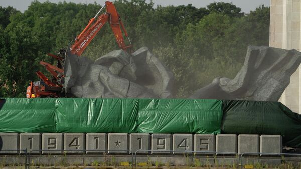 Демонтаж скульптуры Родины-матери в парке Победы в Риге - Sputnik Латвия