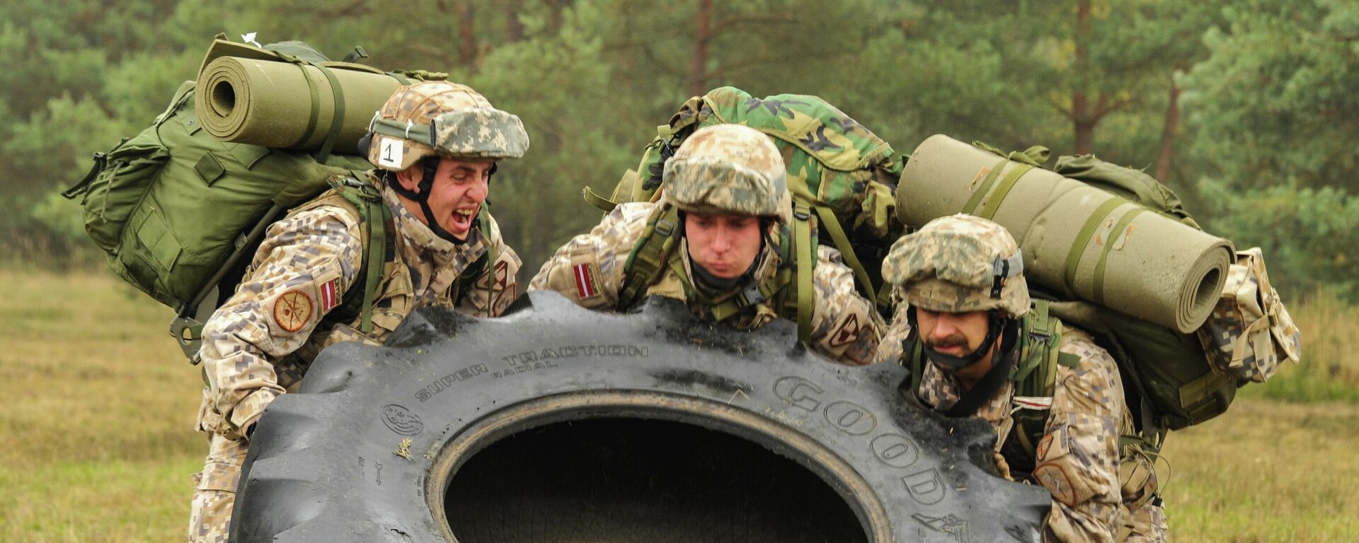 Латвийские военнослужащие во время учений на полигоне Графенвор, Бавария, Германия, 19 октября 2015 года  - Sputnik Латвия, 1920, 25.01.2023