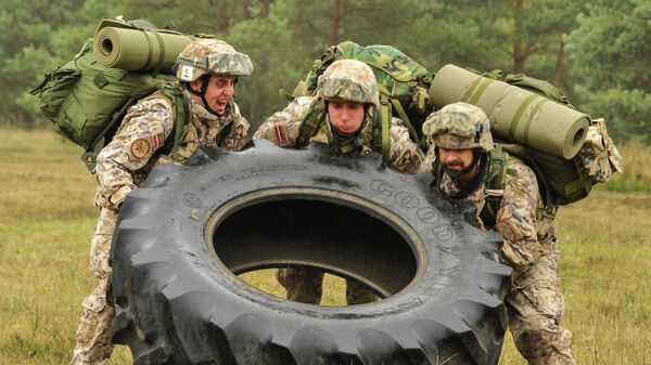 Латвийские военнослужащие во время учений на полигоне Графенвор, Бавария, Германия, 19 октября 2015 года  - Sputnik Латвия